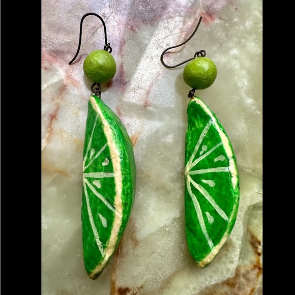 VINTAGE 1980s HAND PAINTED PAPER MACHE 3-D GREEN LIME SLICES DANGLE EARRINGS - Picture 1 of 5